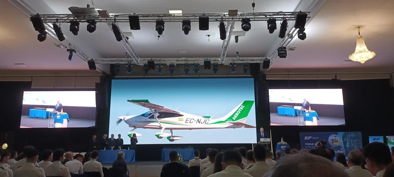 Foto durante la graduacin de los nuevos pilotos de aviones, helicpteros y drones de European Flyers. Foto: European Flyers